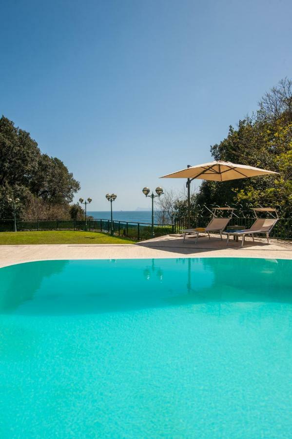 Holidays Naples Family - Pool In Front Of Capri Extérieur photo