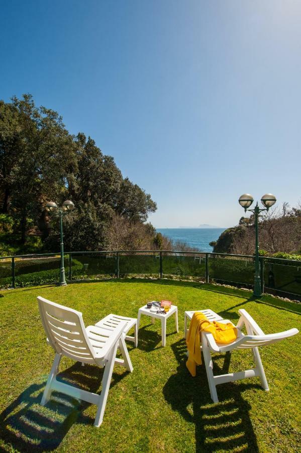 Holidays Naples Family - Pool In Front Of Capri Extérieur photo